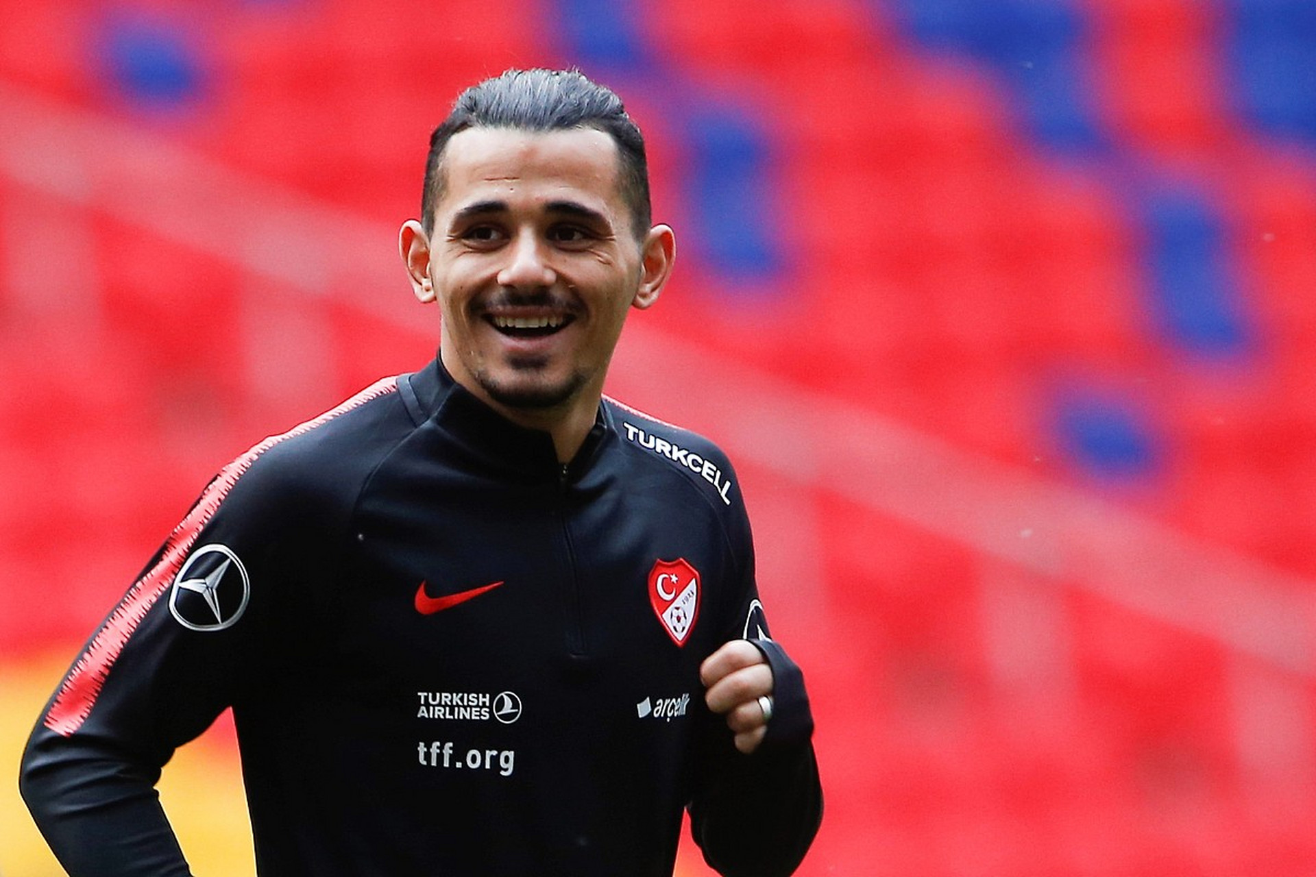 这也行？荷甲赛前热度飙升Faker在瑞士队比赛中精彩发挥，勒沃库森防线松动备战荷甲的简单介绍